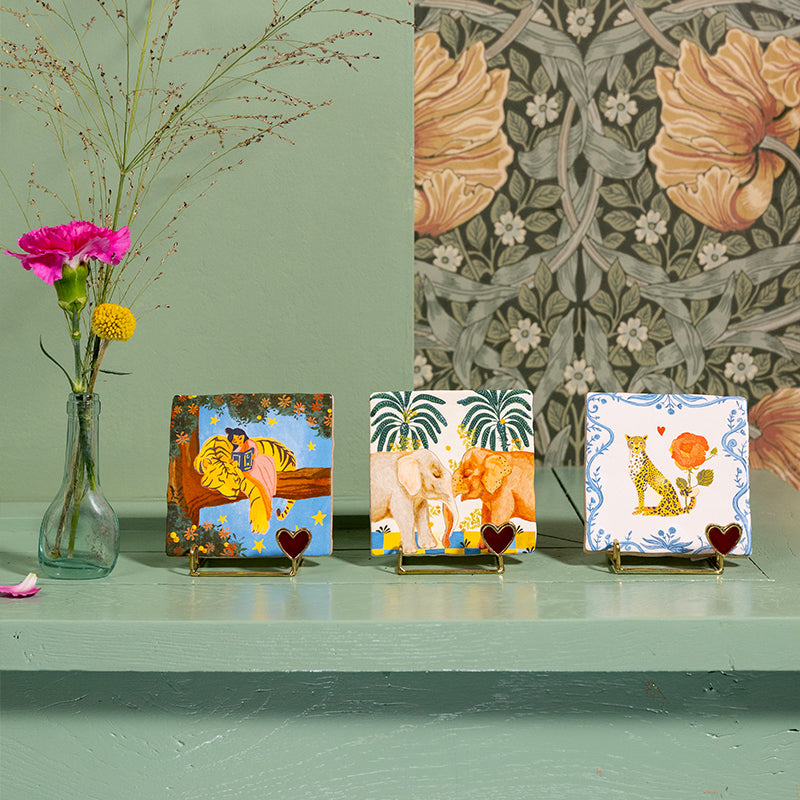 Gift sets met verschillende dierentegeltjes op een rij