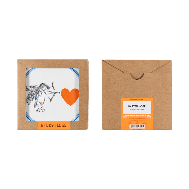 Voor- en achterkant van de verpakking van het tegeltje Hartenjager van Fiep Westendorp van de Cupido met het rode hart