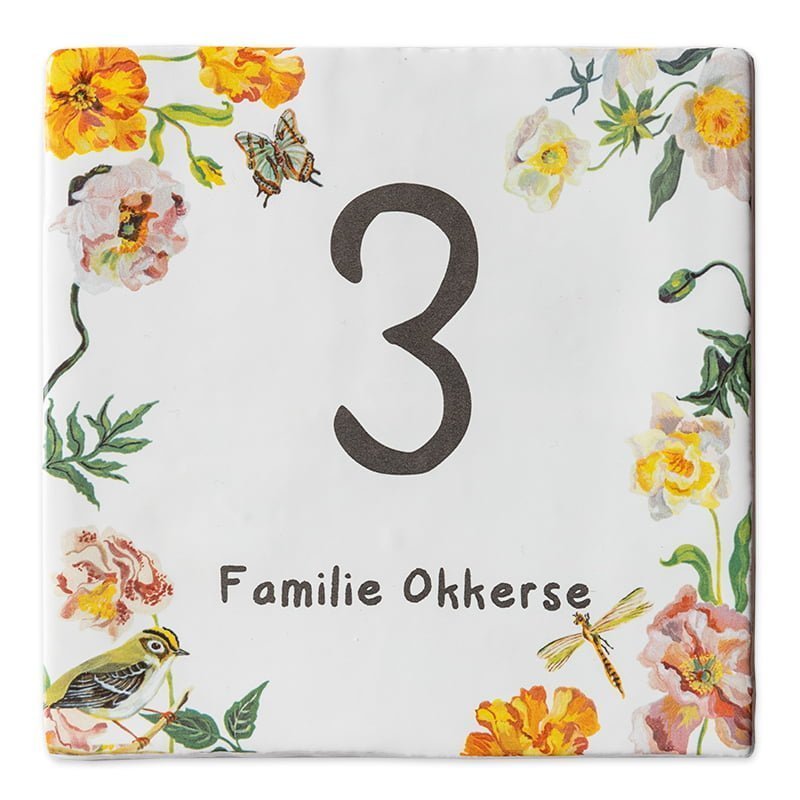 Huisnummer tegeltje met goudhaantje en bloemen
