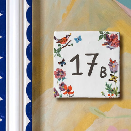 Tegeltje met bloemen en vlinders, gepersonaliseerd met huisnummer