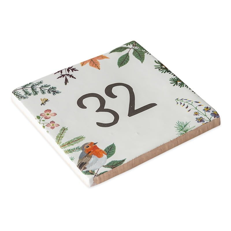 Huisnummer tegeltje met roodborstje en planten, decoratief gepresenteerd