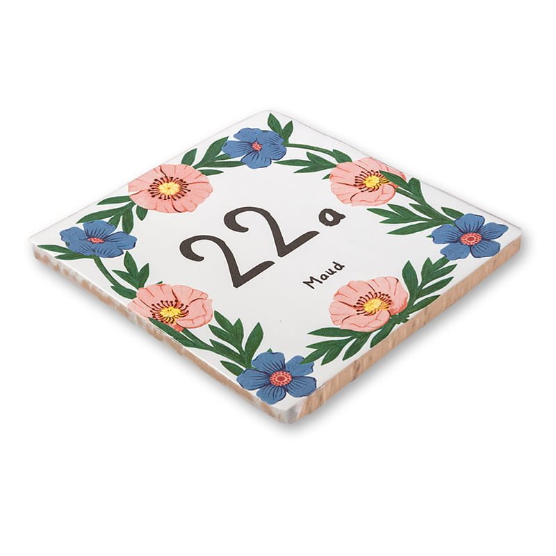 Huisnummer tegeltje met roze en blauwe bloemen rondom nummer