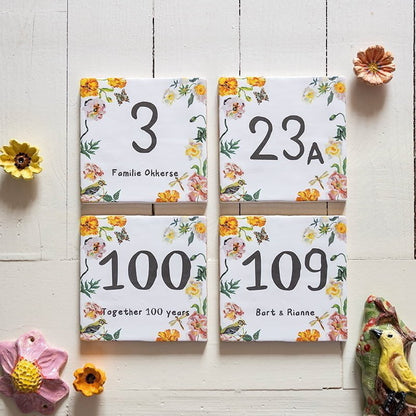 Gepersonaliseerde huisnummers met goudhaantje en bloemen gedecoreerd