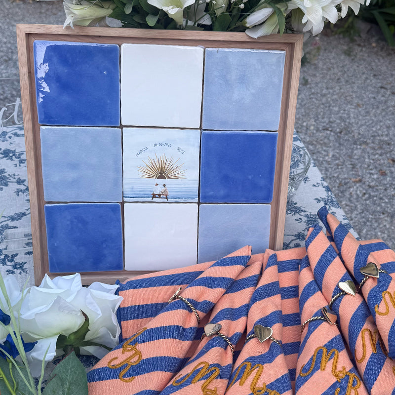 Trouwtegel van StoryTiles in een groot frame omringd door verschillende kleuren blauwe tegels
