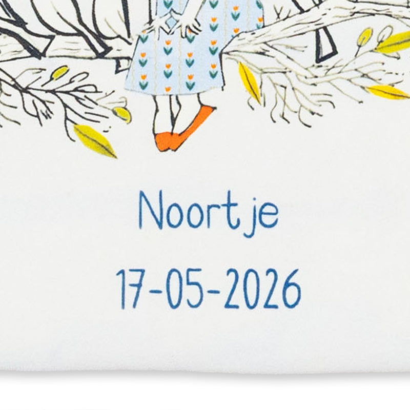 Naam van de baby en de geboortedatum gebakken op StoryTile Vogelkoortje
