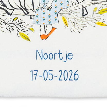 Naam van de baby en de geboortedatum gebakken op StoryTile Vogelkoortje