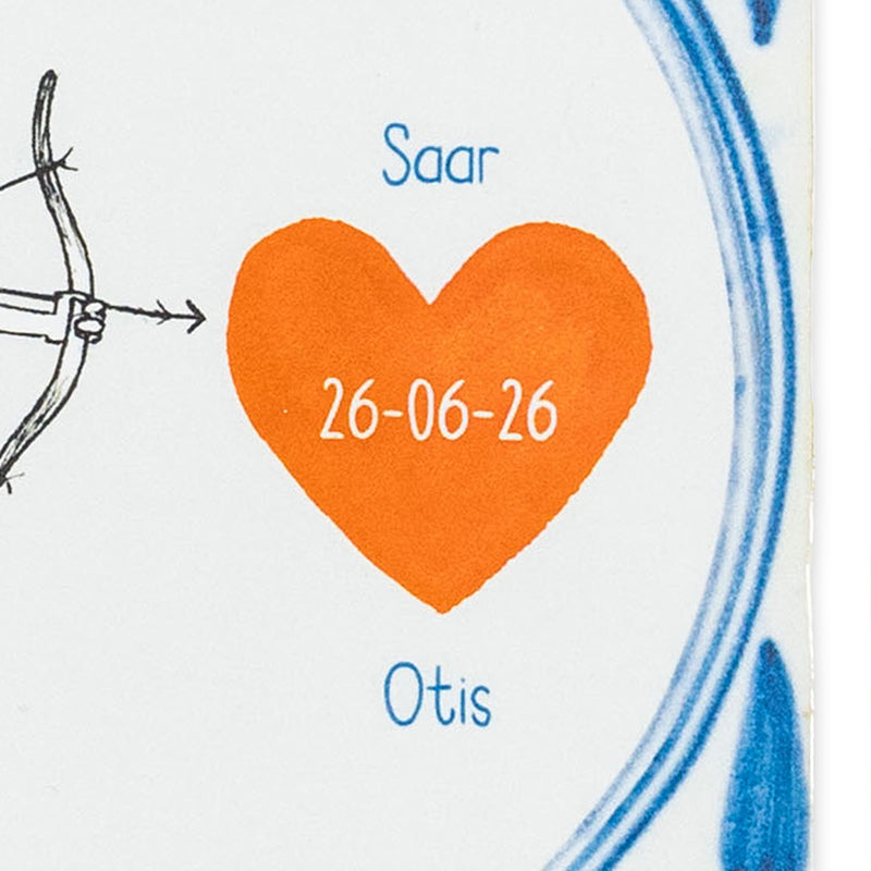 Naam en trouwdatum van geliefden gebakken op tegeltje Hartenjager
