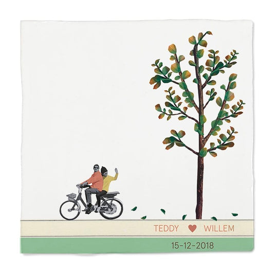 Huwelijkscadeau tegeltje met boom en motorfiets op decoratieve achtergrond
