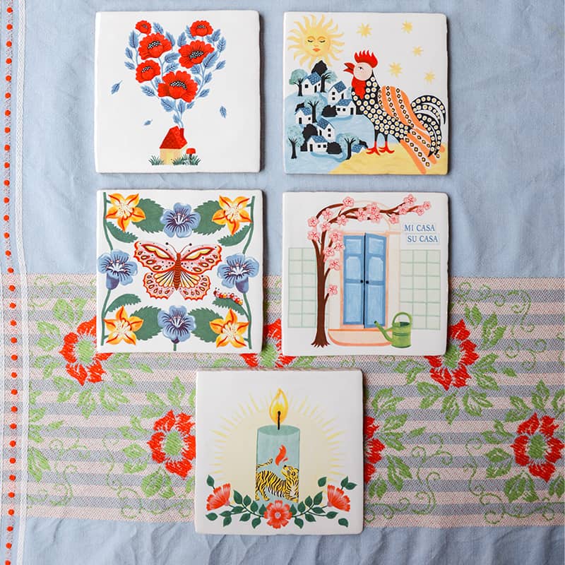 Tegeltjes met diverse kleurrijke ontwerpen op textiel
