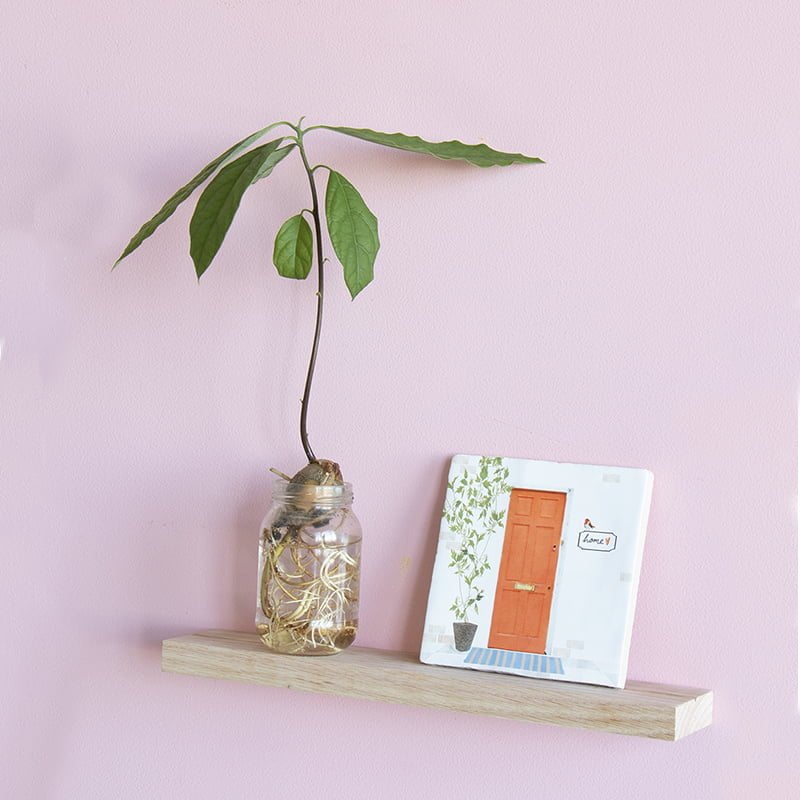 Nieuw huis cadeau tegeltje met oranje deur, op een houten plankje
