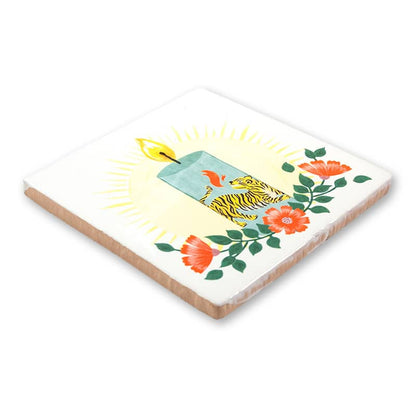 Tegeltje met tijger, kaars en bloemenmotief