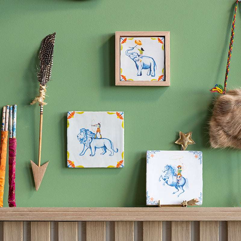 Tegeltjes Delfts blauw met dieren en dametjes op de rug van de dieren