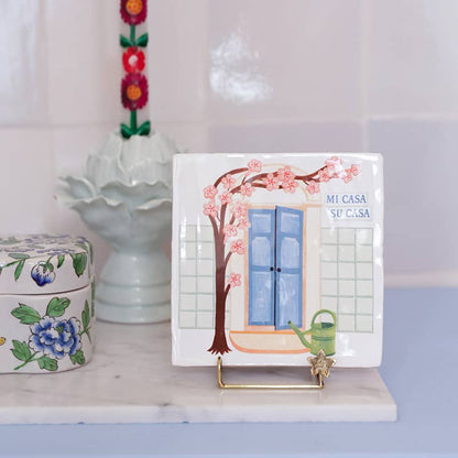 Nieuw huis tegeltje met blauwe deuren en roze bloemenrand