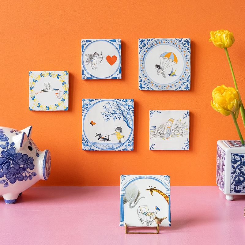 De nieuwe ontwerpen van Fiep Westendorp op StoryTiles aan een oranje wand