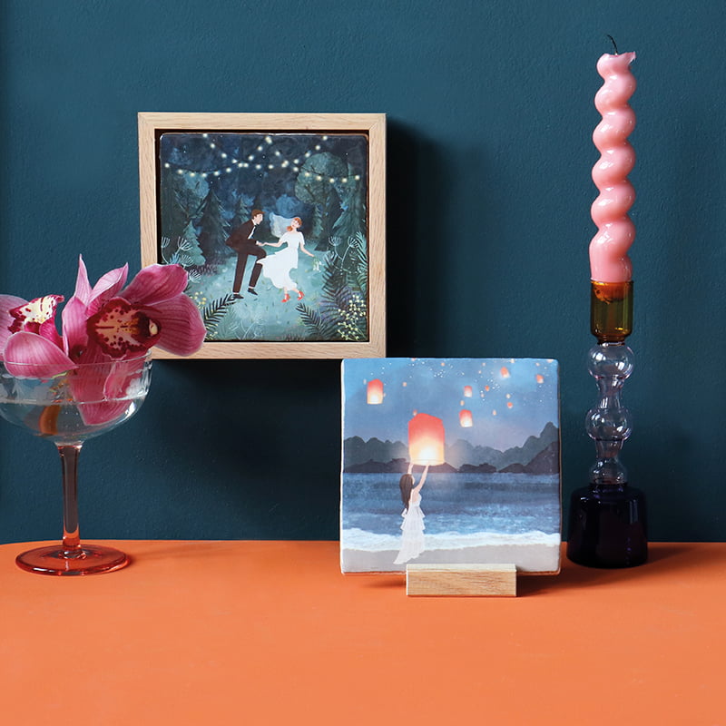 Trouwtegeltje en StoryTile met lampionnen bij zee op houten houder