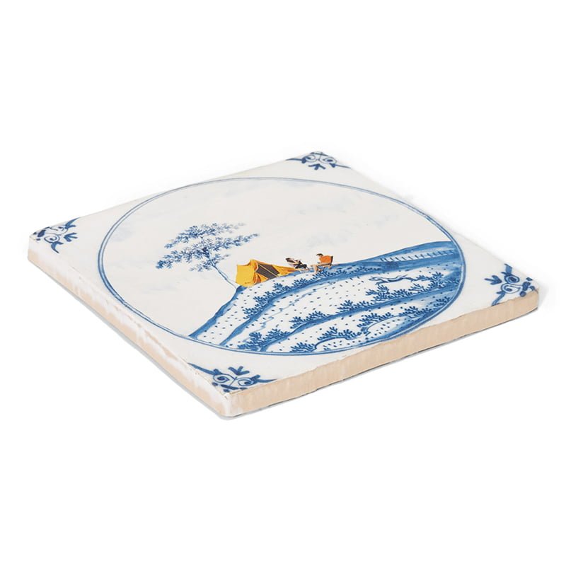 Delfts blauw tegeltje met kampeerscène, traditioneel blauw-wit design