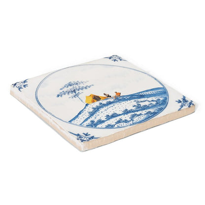 Delfts blauw tegeltje met kampeerscène, traditioneel blauw-wit design