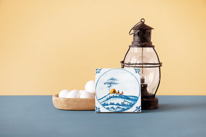 Delfts Blauw tegeltje met campingafbeelding, naast een lantaarn geplaatst