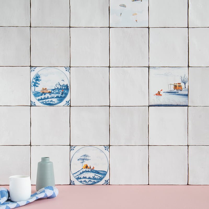 StoryTiles tegeltjes met Delfts blauwe landschappen, getegeld in de wand