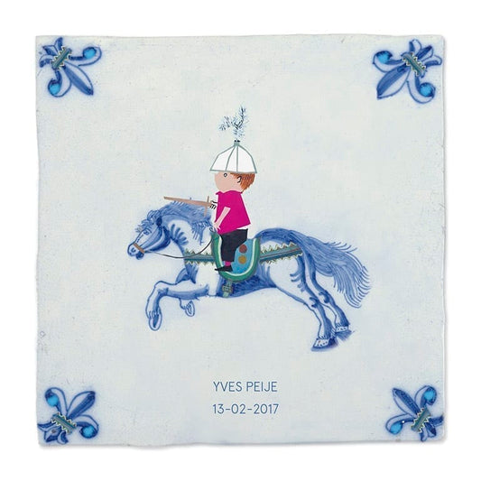 Geboortetegel jongetje op paard, blauw decoratief hoekmotief