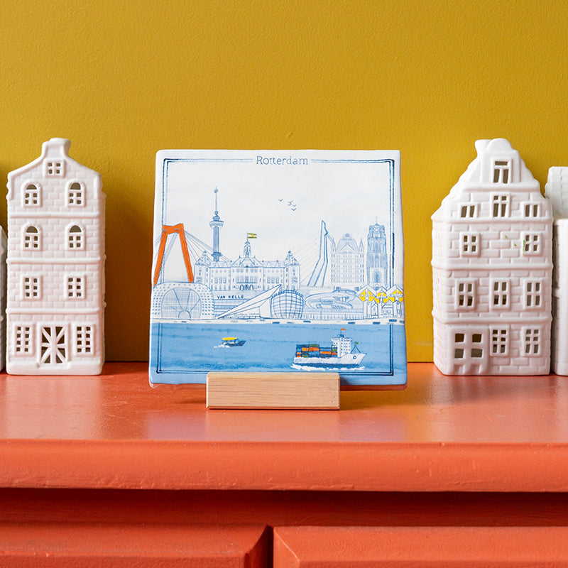 Houten tegelhouder met Delfts blauwe Rotterdam tegeltje van StoryTiles