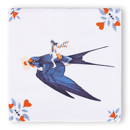 Gepersonaliseerd tegeltje met vliegende zwaluw met envelop en postbode, bloemen rondom in de hoekjes