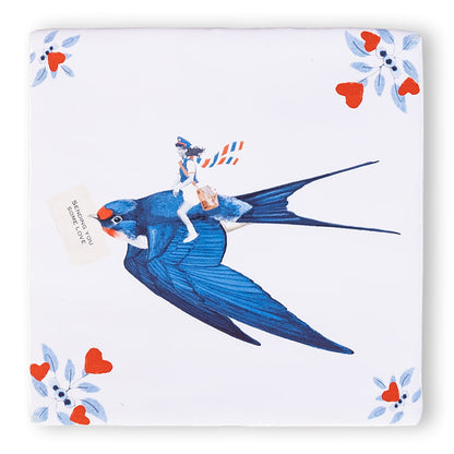 Gepersonaliseerd tegeltje met blauwe vogel en postbode in bloemenrand