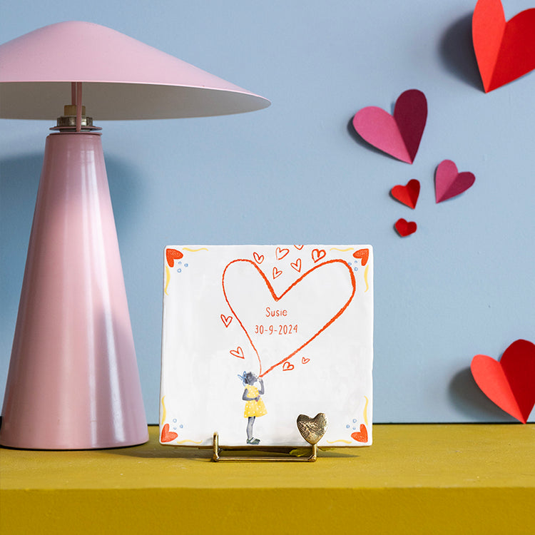 Gepersonaliseerde spread the love tegel met rode hartjes rond de naam en datum