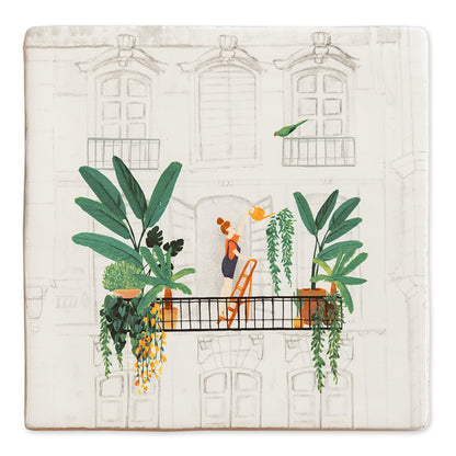 Nieuw huis cadeau tegeltje met persoon die planten verzorgt op balkon