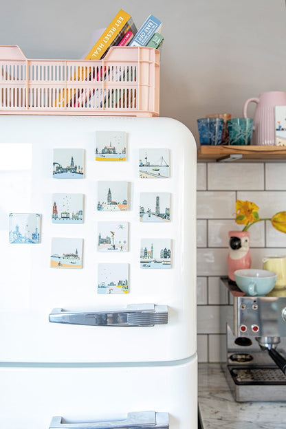 Mini tegeltje illustraties diverse steden op koelkast bevestigd