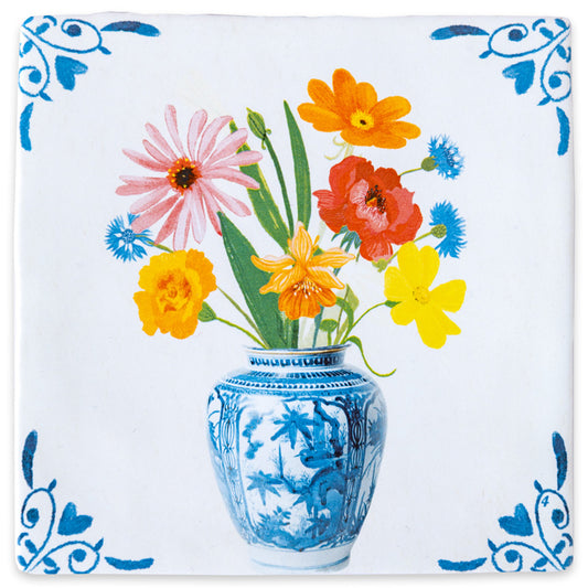 Kleurrijke bos bloemen in Delfts Blauwe vaas