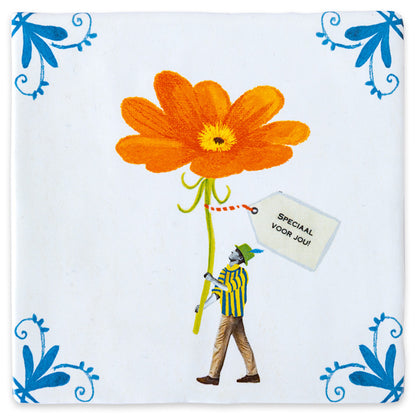 Mannetje op de tegel houdt een rode bloem vast met een kaartje met persoonlijke tekst eraan