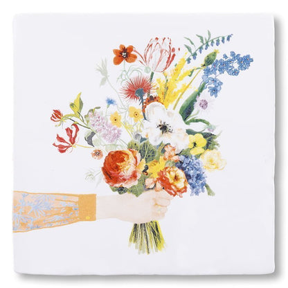 Tegeltje met kleurrijk boeket bloemen in hand gehouden