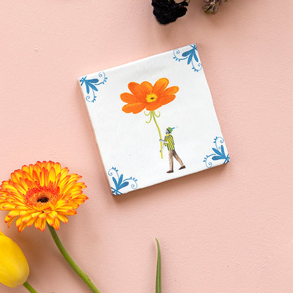 tegeltje met man met grote rode bloem in zijn handen