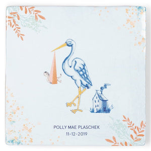 Geboortetegel meisje met ooievaar met baby bij huis en plantmotief