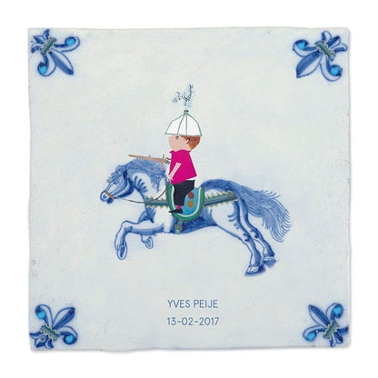 Geboortetegel Fiep Westendorp jongetje op paard, blauw decoratief hoekmotief