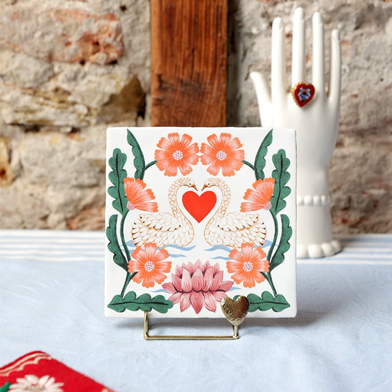Romantisch trouwtegeltje met zwanen en bloemen op messing standaard