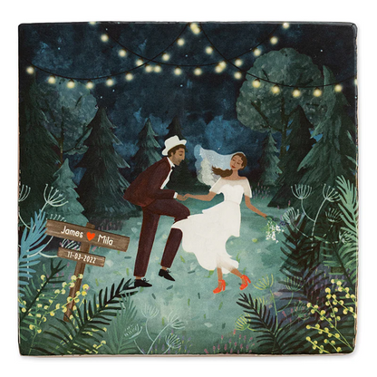 Trouwtegel 'Our wedding night, variant 1' met dansend paar onder de feestverlichting in het bos