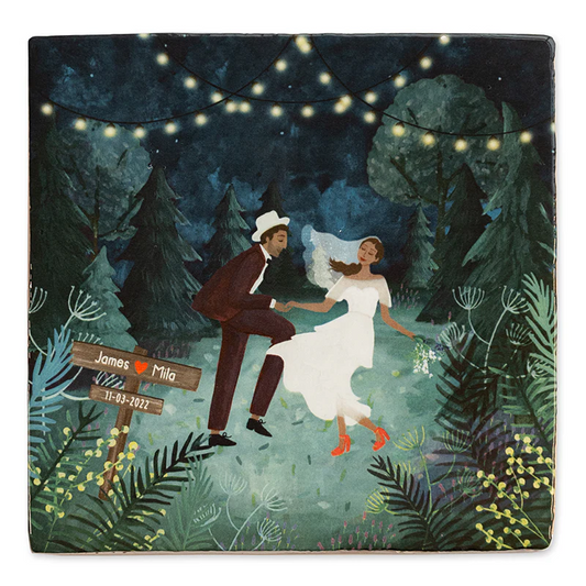 Trouwtegel 'Our wedding night, variant 1' met dansend paar onder de feestverlichting in het bos
