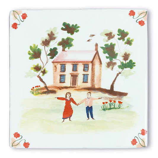 Liefdestegeltje met huisje met daarvoor een stel hand in hand. Omringd door bomen en rode bloemen.