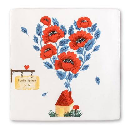 Gepersonaliseerd tegeltje met rode bloemen en een huisje