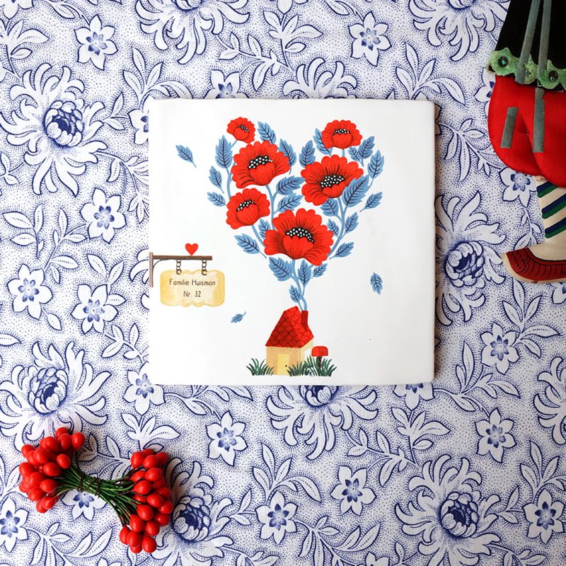 Gepersonaliseerd tegeltje met huisje 'Waar liefde is' met huis en bloemen op bloemendessin 
