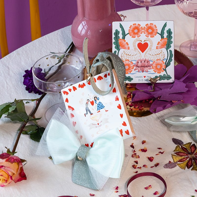 Gepersonaliseerde tegeltjes met twee zwanen  en een dansend paar omringd door bloemen