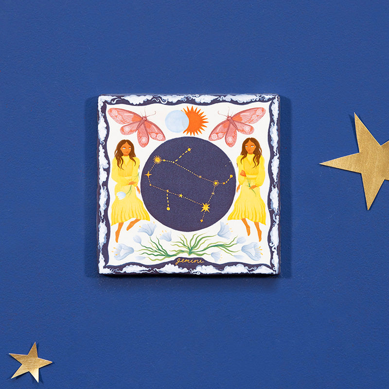 sterrenbeeld tweelingen op een blauwe wand met gouden sterren