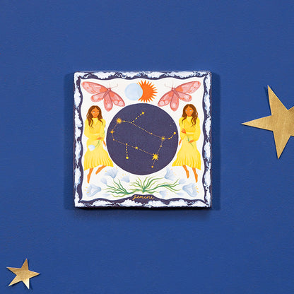 sterrenbeeld tweelingen op een blauwe wand met gouden sterren