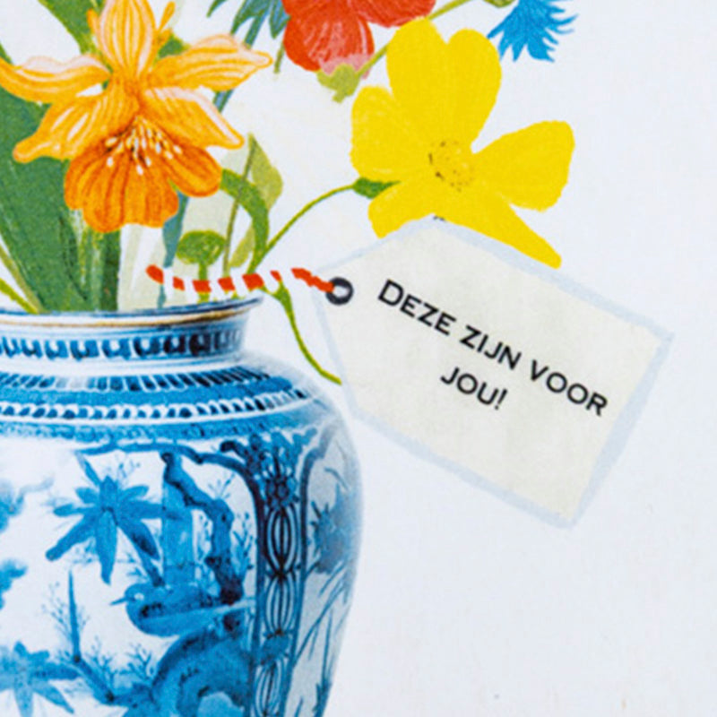 Close up van kaartje met eigen tekst aan de bos bloemen op de tegel A vase with love & bliss