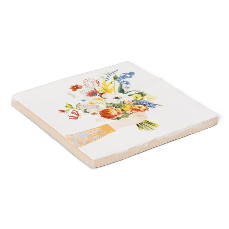 Tegeltje met kleurrijk bloemenboeket in uitgestoken hand