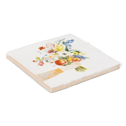 Tegeltje met kleurrijk bloemenboeket in uitgestoken hand