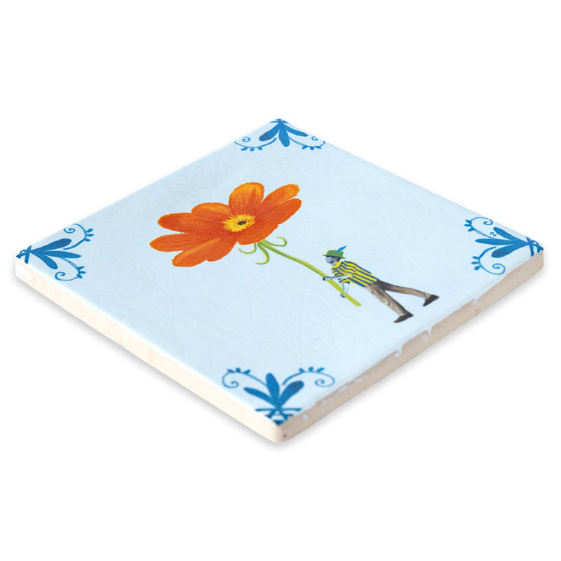 Handgebakken tegel met Delfts blauwe hoekjes en man met grote bloem