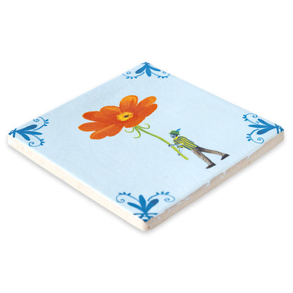 Handgebakken tegel met Delfts blauwe hoekjes en man met grote bloem